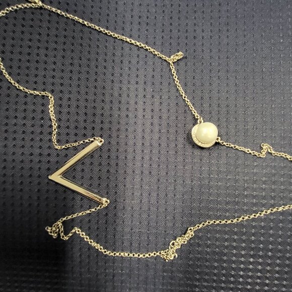 exclusive Silver Butler V Pearl Necklace - Picture 7 of 8